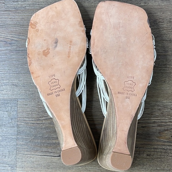 Hype Women’s Cream Tan Beaded Wedge Open Toe Sandal, size 9 - Picture 6 of 8